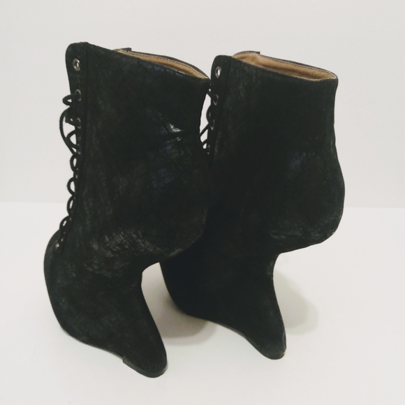 Shoe Republic Black Faux Suede 5 1/2" Arch Heel Ugly Core Bootie Heels sz 8.5 - Picture 4 of 9